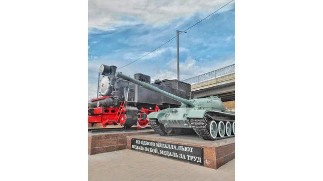 Челябинск. Из одного металла льют медаль за бой, медаль за труд.