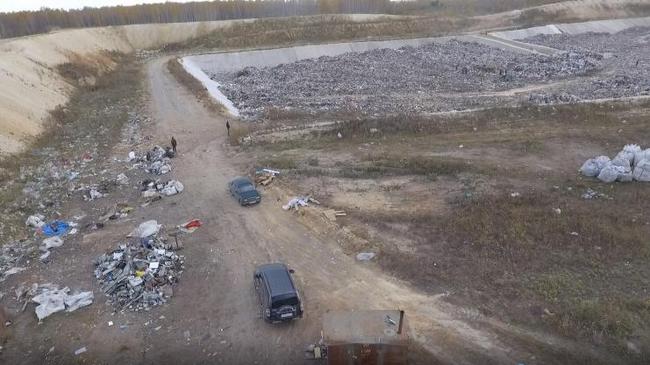 На полигоне в Полетаево мусор сваливают прямо на землю