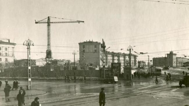 Начало 50-х годов. Как думаете, какой дом строят на фото?