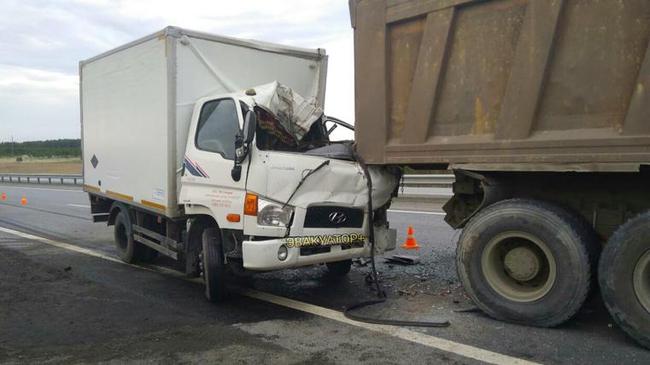 Водитель Хендая погиб, в страшной аварии с самосвалом на трассе под Челябинском