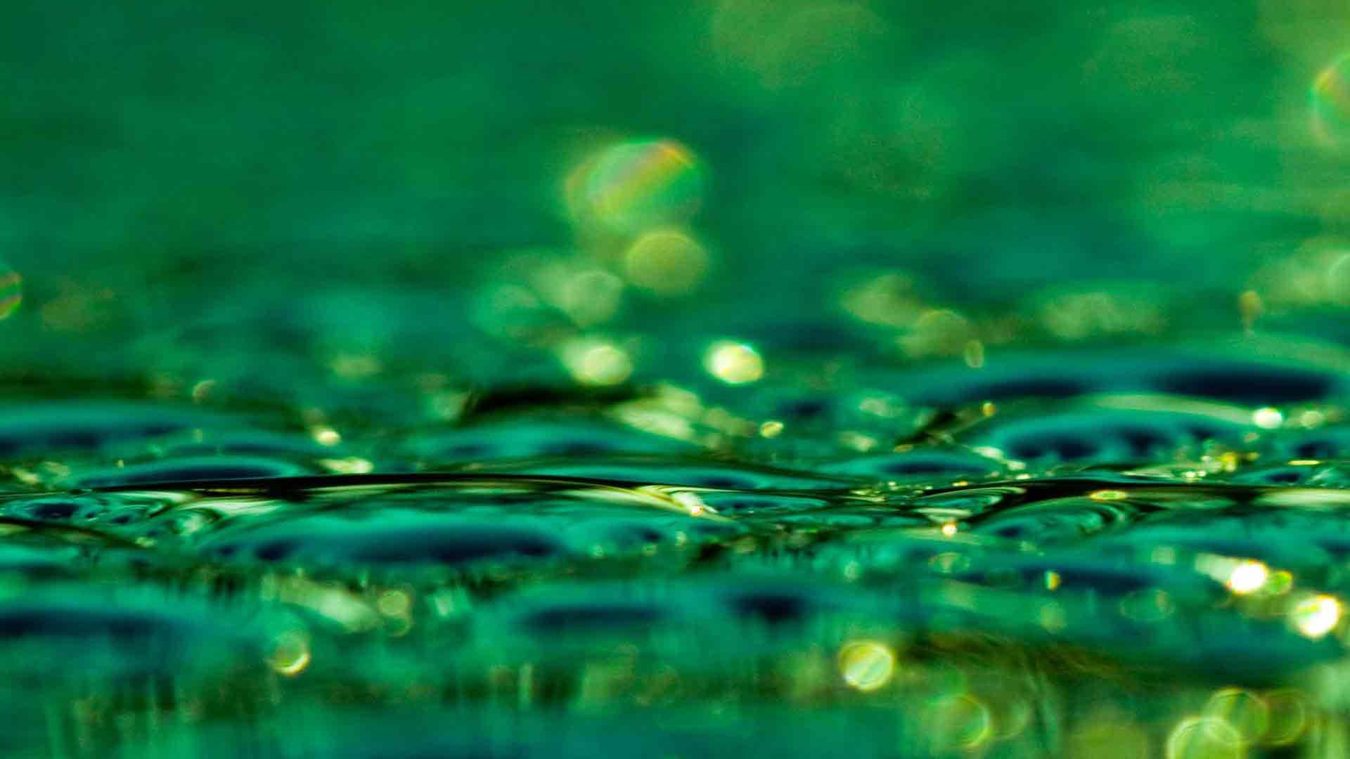 Прозрачная зеленая вода. Зеленая вода. Изумрудный цвет в природе. Изумрудная вода. Вода фон.
