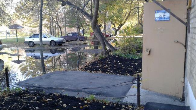 Погода ясная, солнечная, а у нас лужи речной глубины