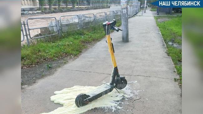 🛴 Самокаты приклеили к асфальту монтажной пеной