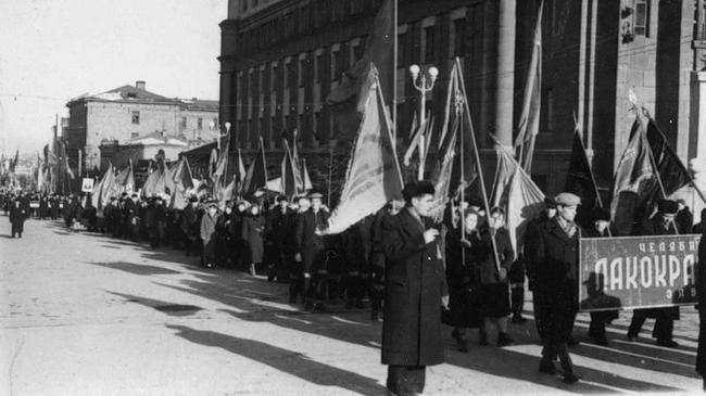 Фотографии с демонстраций в Челябинске в 1960-1980-е годы