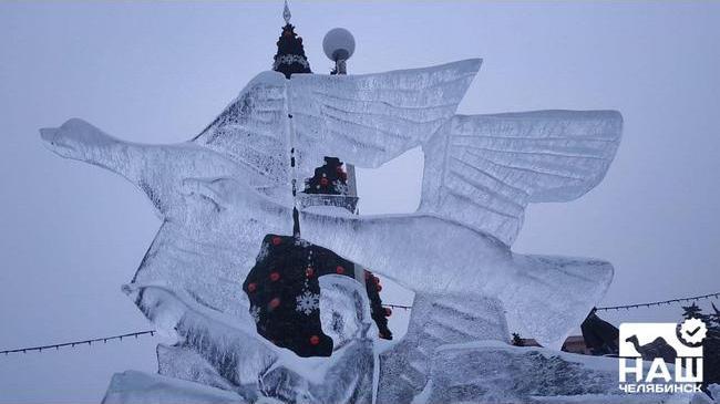 ‼ Часть ледового городка в Челябинске снесут. Причиной стала аномально тёплая погода. 