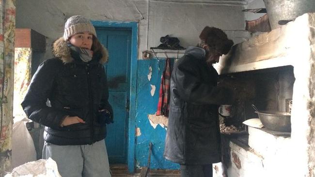 Под Челябинском пенсионер живет в доме с крысами, без света и тепла