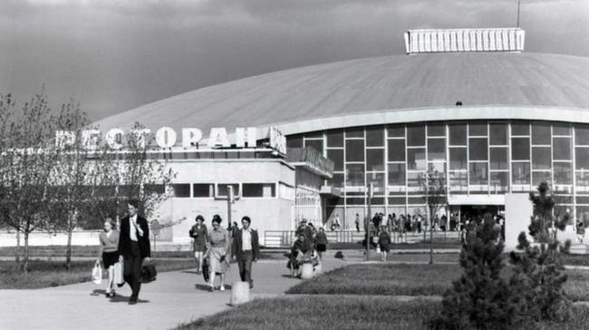 А вы были в модном ресторане возле торгового центра?!