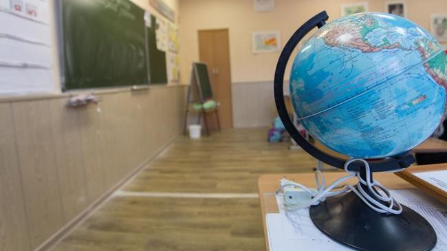 В Челябинске в школе во время уроков скончался молодой учитель