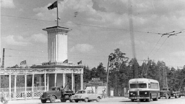 Главный вход в ЦПКиО им. Ю.А. Гагарина. Троллейбус едет по Коммуне к кольцу, которое тогда было перед входом в парк. 