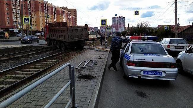 Печальные новости. Девушка, которую сбил грузовик на остановке «Тепличная» в Челябинске, скончалась в больнице. 