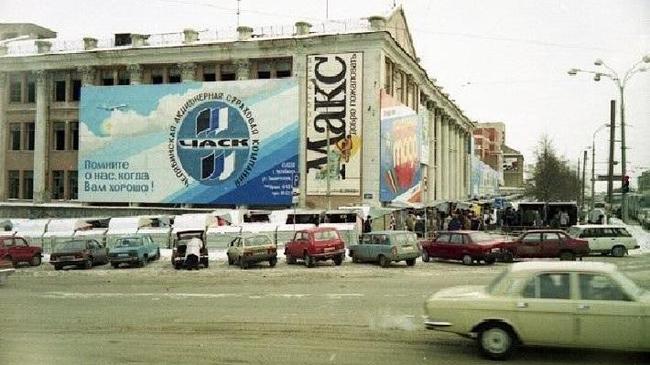 Ткацкая фабрика на перекрестке проспекта Ленина и Свободы. Виден рынок (ракушки, с которых торговали одеждой). 