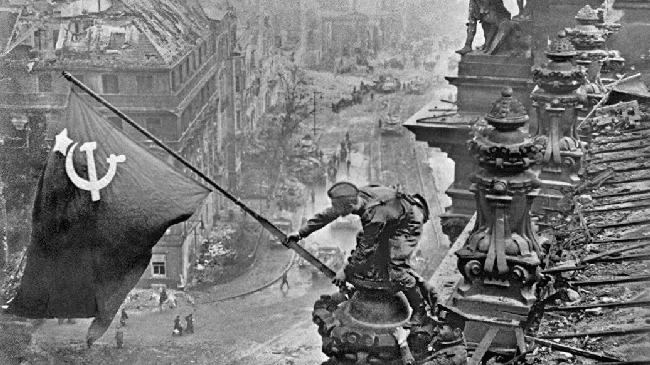 📅 30 апреля 1945 года. Советские солдаты водрузили Знамя Победы над рейхстагом в Берлине.