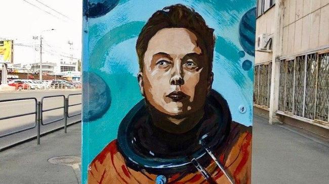 Портрет Илона Маска в скафандре появился на улице в Челябинске