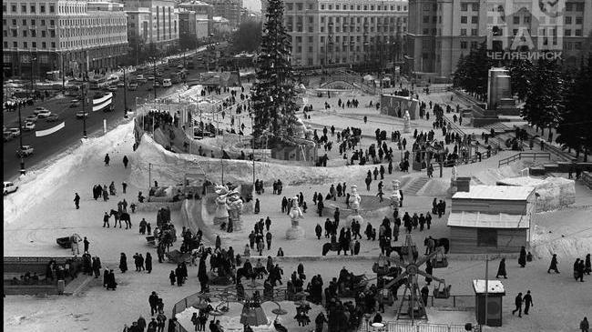 🎄 Елка на пл. Революции. Январь1998 года. ❓А вы уже поставили ёлочку дома? ☺ 