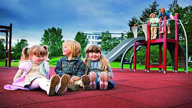 Влияние резинового покрытия детских площадок с резиновой крошкой на здоровье детей!