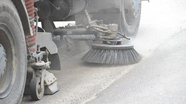 В Челябинске начали влажную уборку дорог