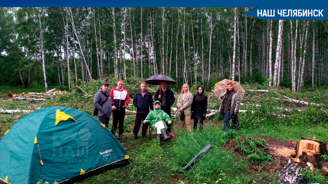 ✊🏻 На Тополинке активисты поставили палаточный городок в знак протеста против вырубки березовой рощи.