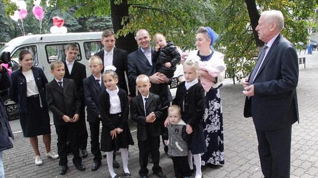 В День города челябинской многодетной семье подарили микроавтобус 