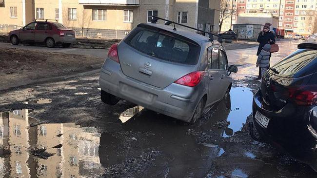 Иномарка почти провалилась под землю на северо-западе Челябинска 
