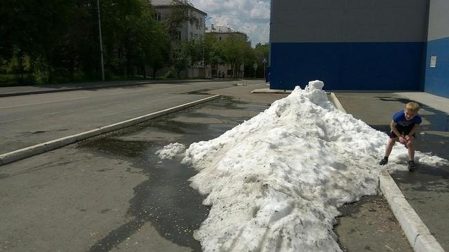 На одной из улиц Челябинска обнаружили сугроб