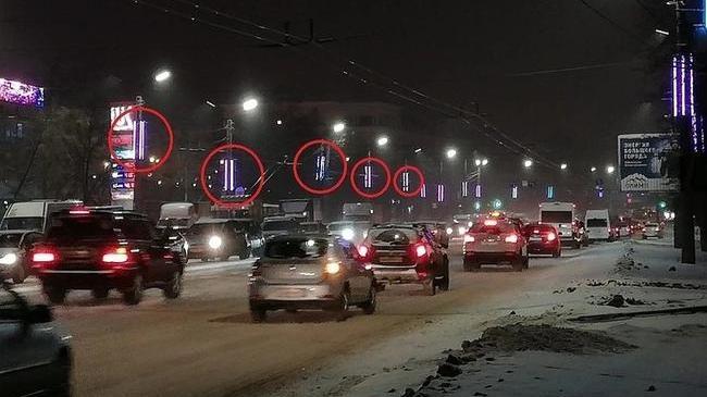 В центре Челябинска криво повесили гирлянды за 96 млн 😕 А обещали к Новому году все откалибровать и исправить....