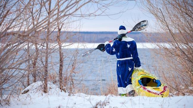 🎅🚣‍♂ Челябинский каякер прокатился по зимнему озеру в костюме Деда Мороза 