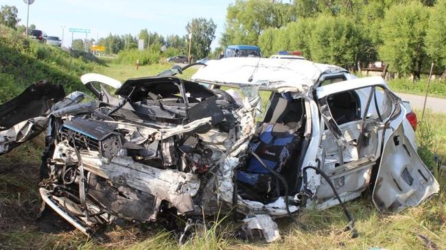 Семья из пяти человек разбилась в ДТП с грузовиками на трассе под Челябинском
