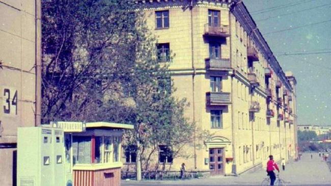 Угол магазина "Спорт" пр. Ленина 34,  перекресток с 3-го интернационала. Артефакты ушедшей эпохи: киоск союзпечати, автоматы с газировкой. 