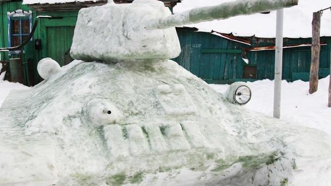 На Южном Урале парни слепили из снега копию танка Т-34