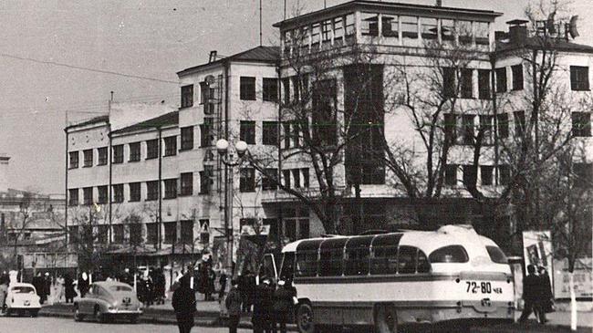 Главпочтамт постройки 1930-х, проезжая улица Кирова.
