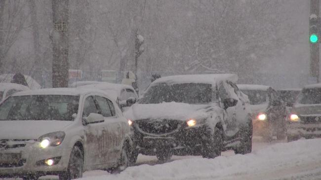 Снегопады в Челябинске будут идти до конца недели.  Сейчас 60 спецмашин убирают снег с дорог Челябинска‍