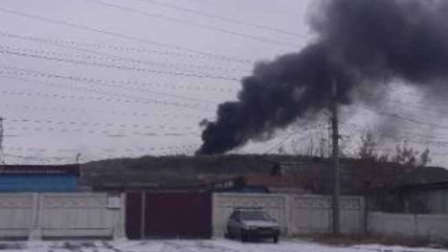 В Челябинске горит закрытая свалка: видно столб черного дыма