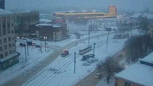 😱 Снежный апокалипсис? В Челябинске оказалось парализовано движение трамваев на вокзал 