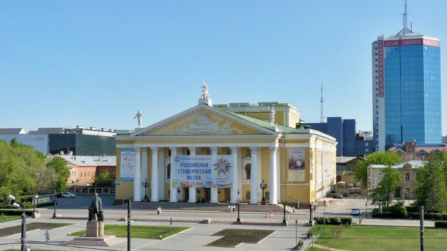 В Челябинске прокуратура требует убрать шлагбаумы и столбы возле оперного театра