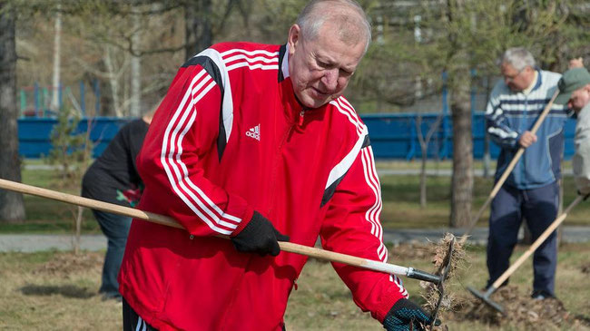 Навел чистоту и посадил дерево: Евгений Тефтелев вышел на субботник в Челябинске