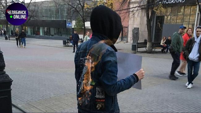 🔥 Челябинский активист поджёг на себе куртку у здания заксобрания области.