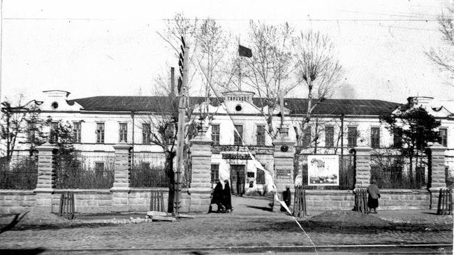 Здание Горсовета, ныне Администрация области. Центральный фасад