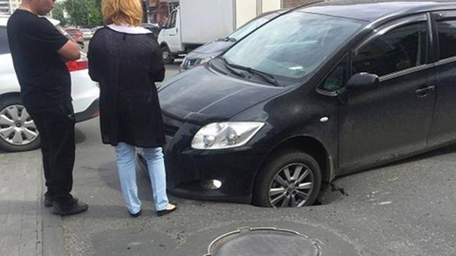 Участок дороги провалился под машиной в центре Челябинска