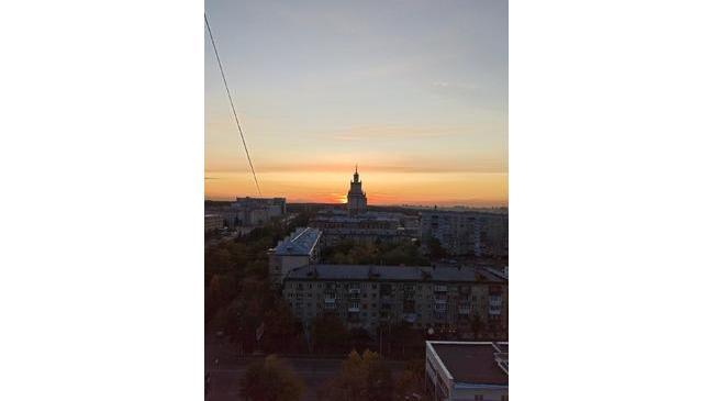 🌇 Закатные лучи над городом