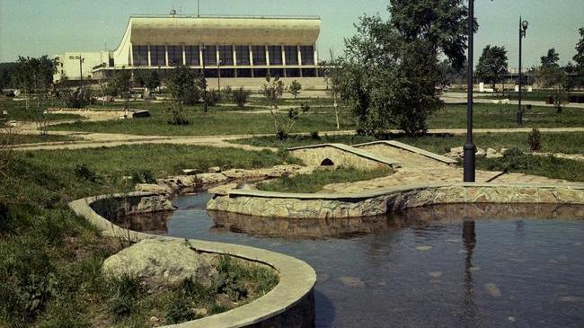 🏛 Дворец спорта и парк около него.