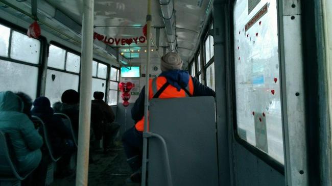 В Челябинске в рейс вышел "трамвай любви", где вместе с билетами выдают валентинки