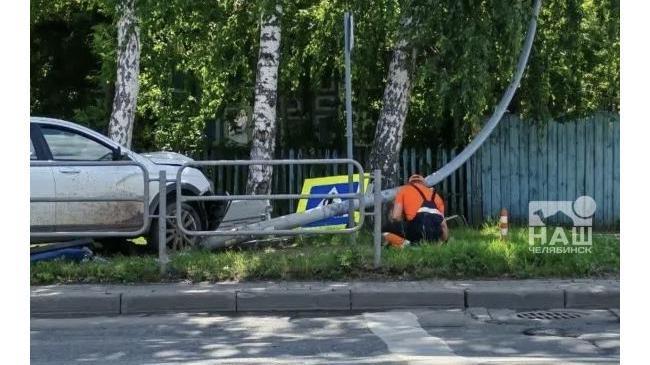 🚗 Потерял управление и врезался в светофор