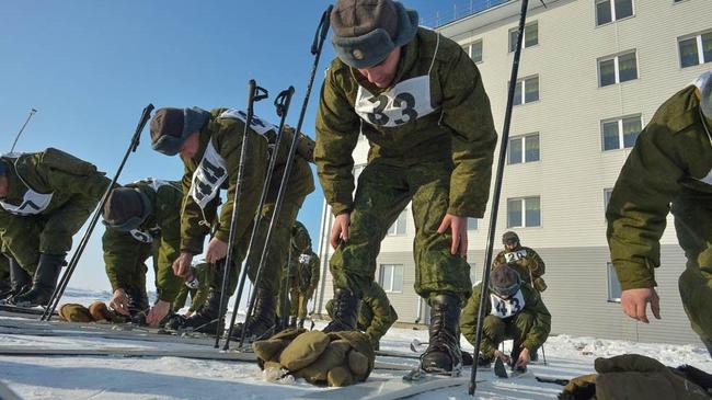 На лыжах с автоматом: чебаркульские военные посоревновались в армейском биатлоне.