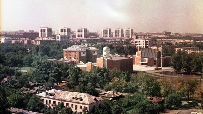 Снимок сделан со здания гостиницы "Малахит" в 1979 год. Какие изменения на фото вы заметили, по сравнению с сегодняшним днем?