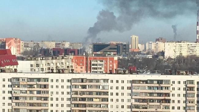 «Столб дыма до самого неба»: на челябинском рынке вспыхнула машина