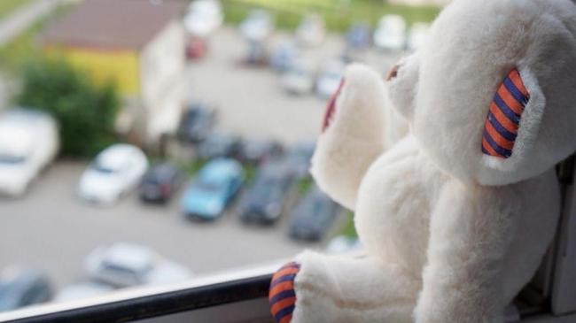 В Челябинске трехлетний мальчик погиб, выпав из окна на пятом этаже