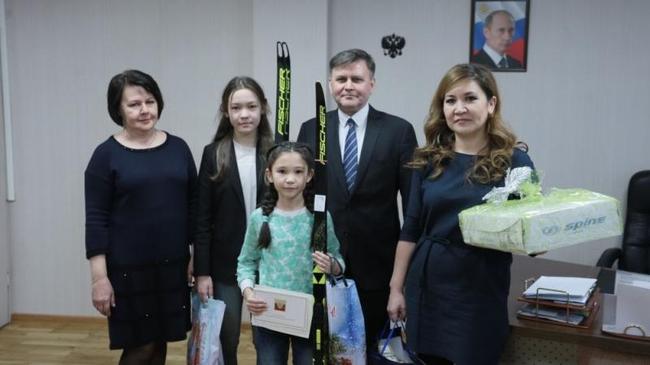 Путин подарил челябинским школьницам лыжи на Новый год