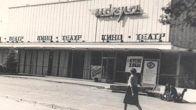 Кинотеатр "Искра" ул. Либединского, 2, был построен в 1962 г. Кто был в данном кинотеатре, ставьте лайк!