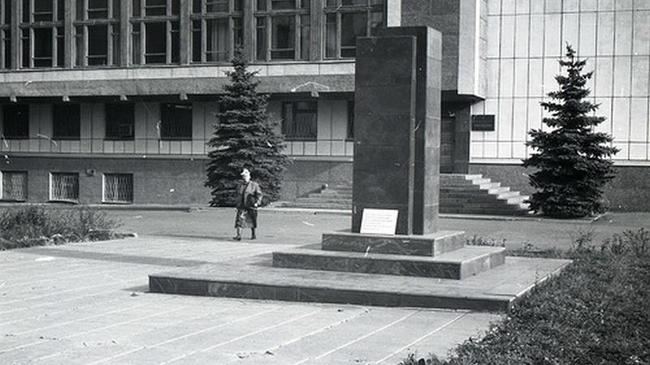 1991 г. Постамент без бюста Дзержинского у городского УВД
