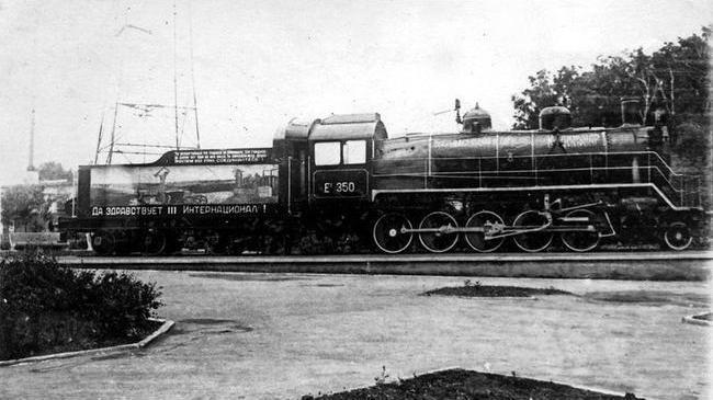 🚂Памятник паровозу у ДК ЖД, 1965 год.